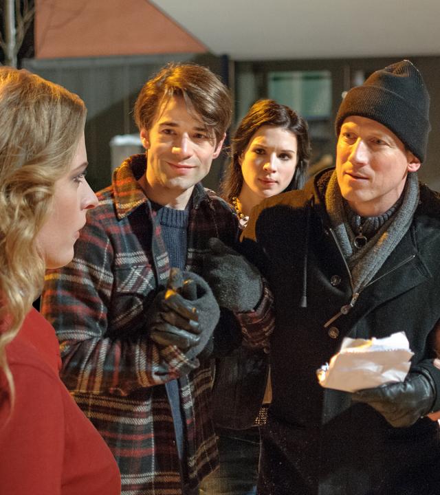 Miriams Nachbarn Nick (Mario Klischies, 2.v.l.), Isabell (Maria Weidner, M.) und Achim Henning (August Zirner, r.) helfen Gregor auf.