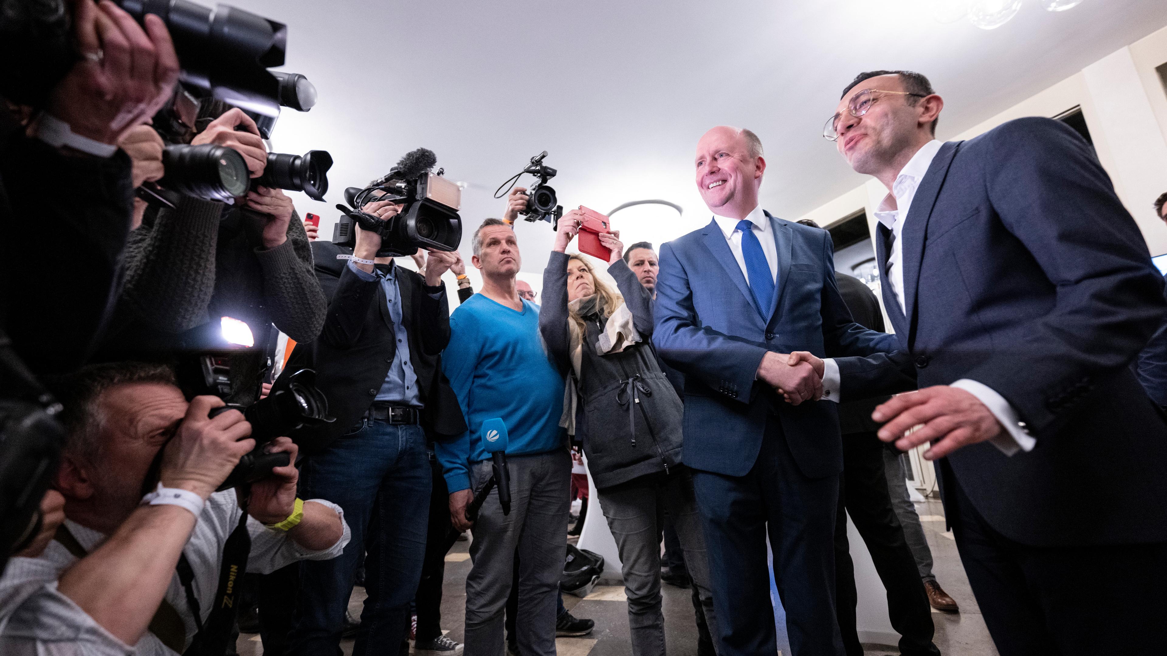 Uwe Becker (CDU) und Mike Josef (SPD) geben sich nach der Oberbürgermeisterwahl im Frankfurter Rathaus Römer die Hand.