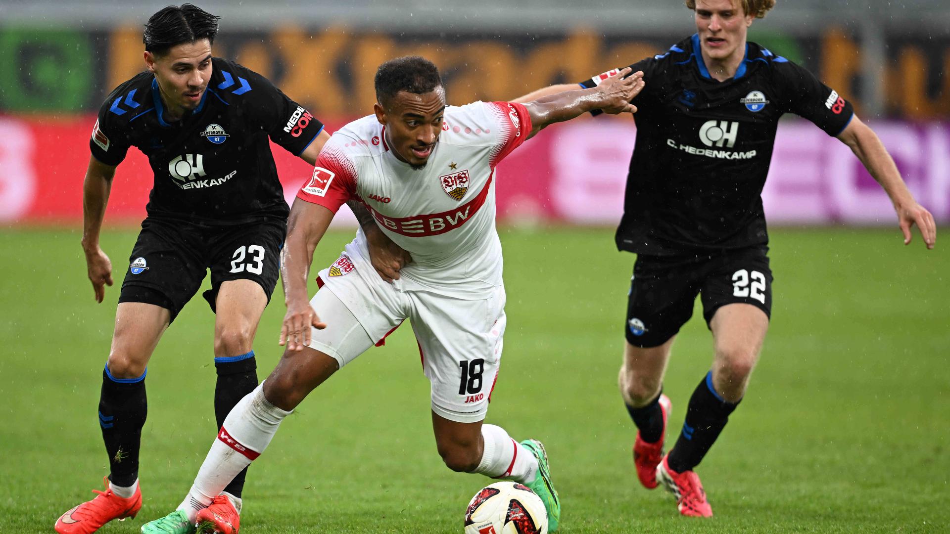 Der Paderborner Mittelfeldspieler Raphael Obermair zieht seinen Gegenspieler Jamie Leweling im Zweikampf am Trikot