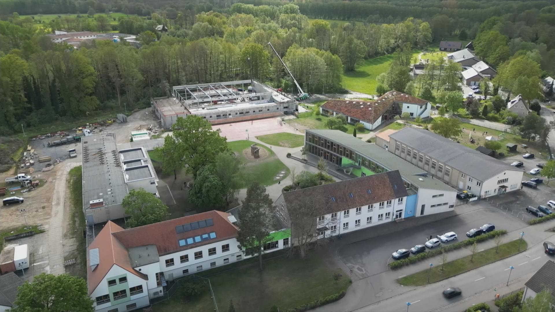 Die Oberschule im brandenburgischen Burg (Spreewald) von oben.