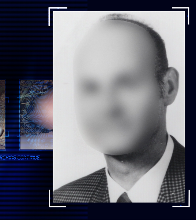 Portraitfoto eines Mannes. Er trägt einen karierten Anzug, weißes Hemd, Krawatte. Das Gesicht wurde technisch verfremdet. Links daneben: Lichtschematische Darstellung eines Fingerabdrucks.