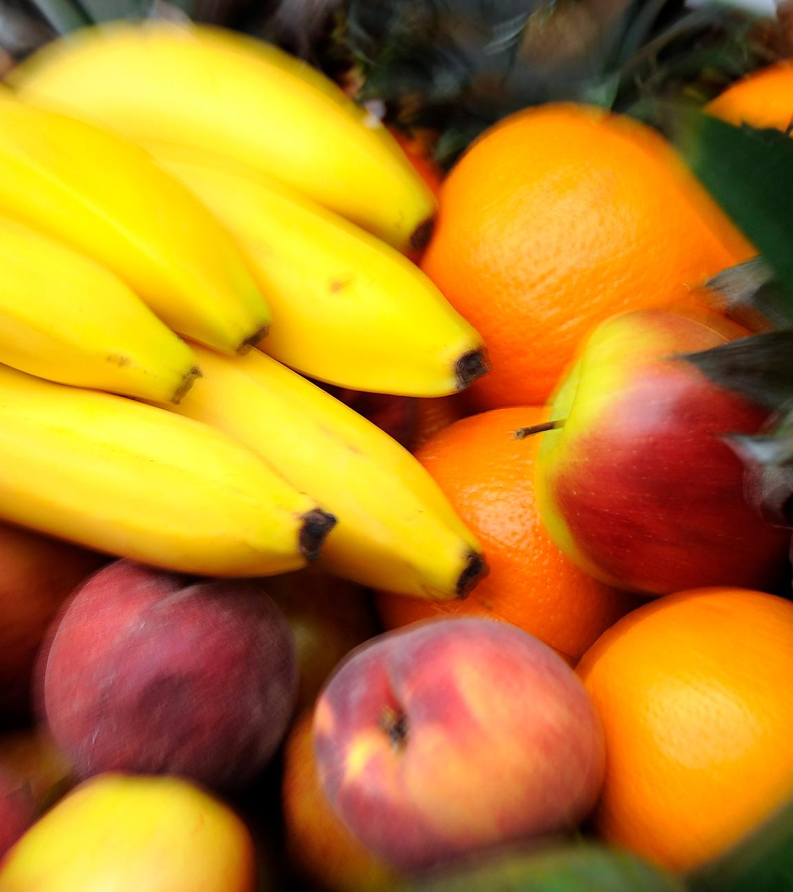 Ein Obstkorb mit Bananen, Äpfeln, Gurken, Orangen und Ananas, aufgenommen am 10.08.2013 beim «Vegan Street Day» in Dortmund (Nordrhein-Westfalen)