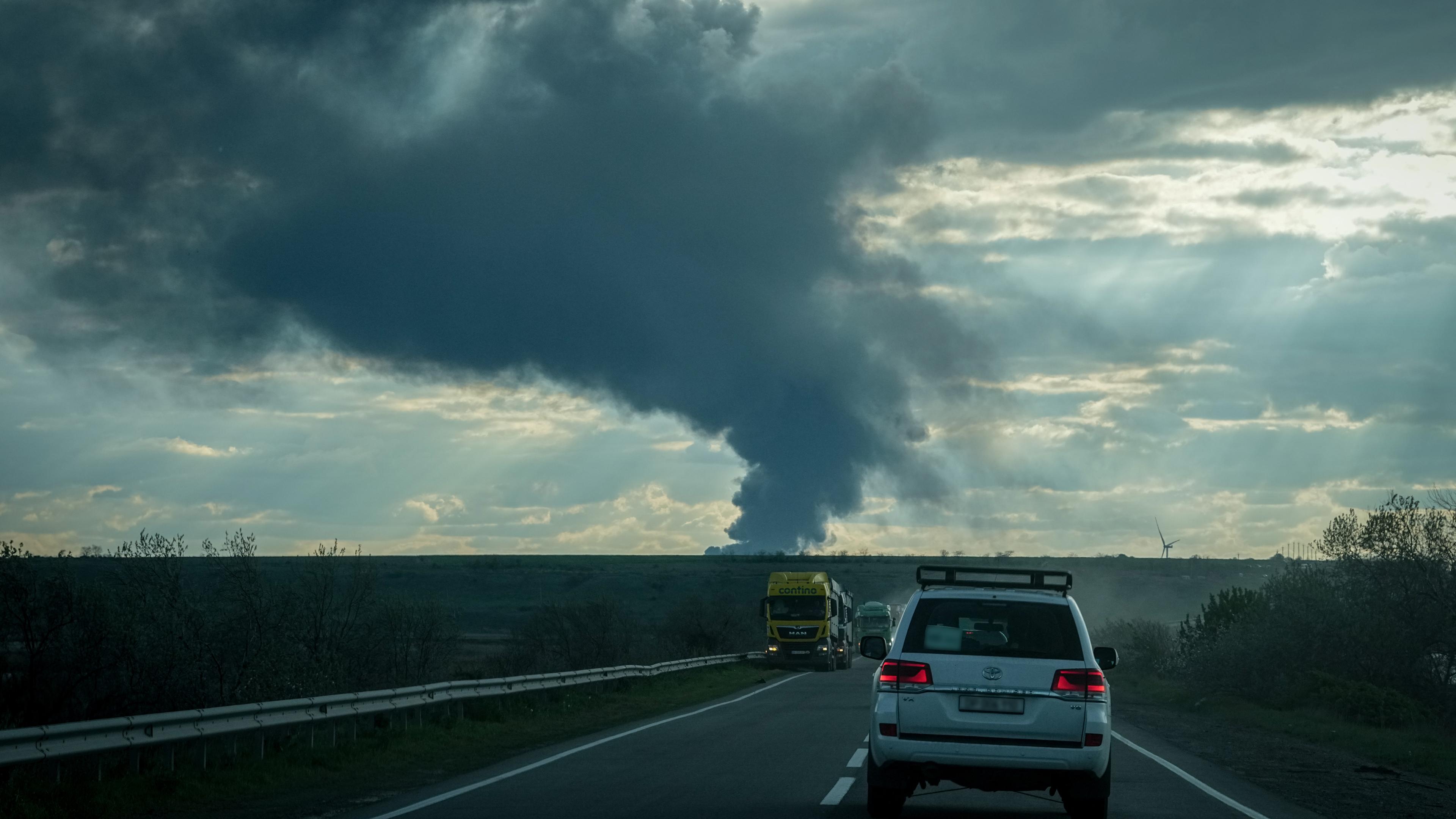Der Fahrzeugkonvoi mit dem Bundesminister für Wirtschaft und Klimaschutz fährt in der Region Odessa auf eine riesige Rauchsäule nach einem russischen Raketenangriff zu. 