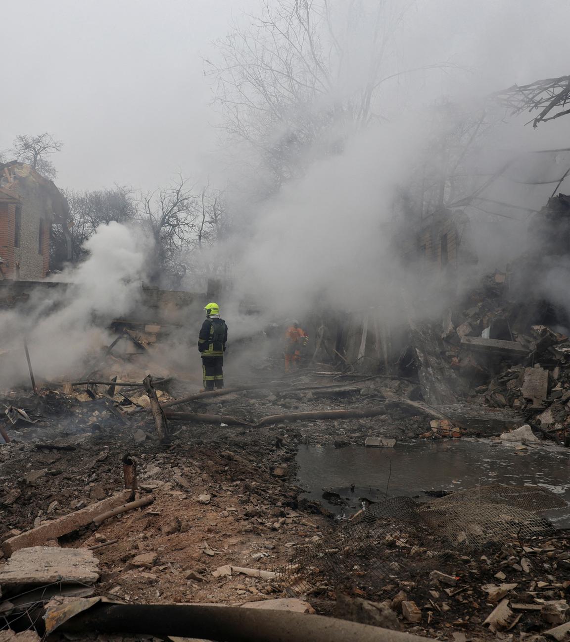 Ein Retter steht in einem Wohngebiet, das von einer russischen Rakete getroffen wurde, inmitten des russischen Angriffs auf die Ukraine, in Odessa, 15.03.2024. 