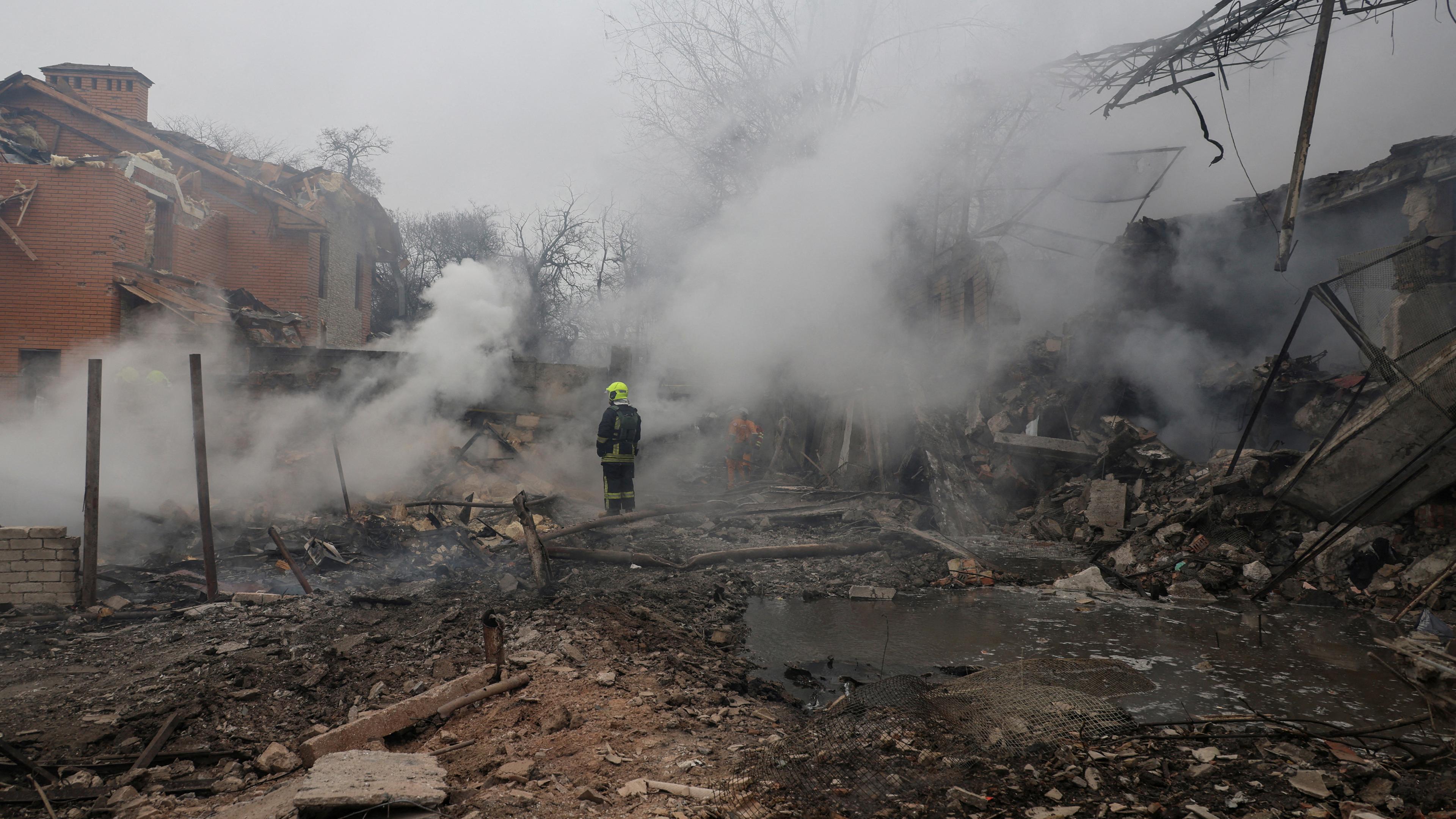 Ein Retter steht in einem Wohngebiet, das von einer russischen Rakete getroffen wurde, inmitten des russischen Angriffs auf die Ukraine, in Odessa, 15.03.2024. 