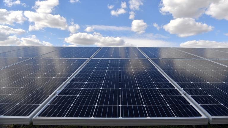 Archiv: Wolken stehen am blauen Himmel über dem neuen Solarpark "Phönix" der Stadtwerke Halle.