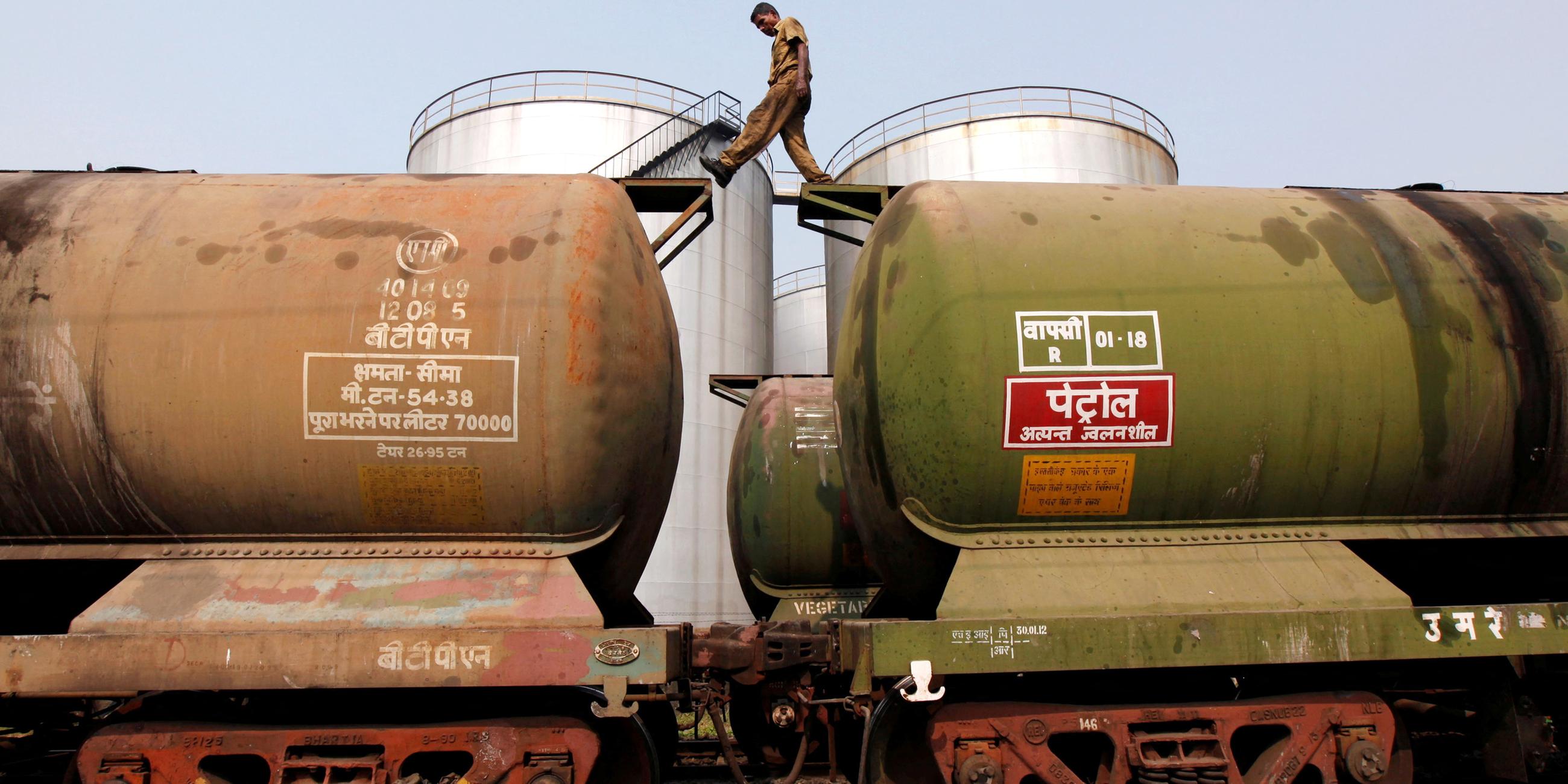 Ein Arbeiter geht auf einen Tankwagen, um den Frachtstand an einem Ölterminal am Stadtrand von Kalkutta zu überprüfen, aufgenommen am 26.04.2023