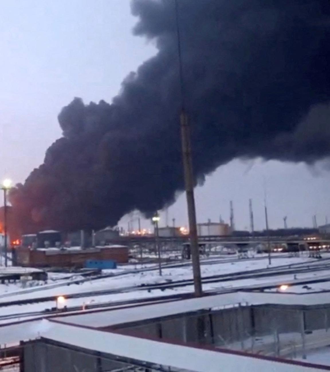 Rauch steigt auf nach Drohnen-Angriff der Ukraine auf russische Öl-Raffinerie in Rjasan