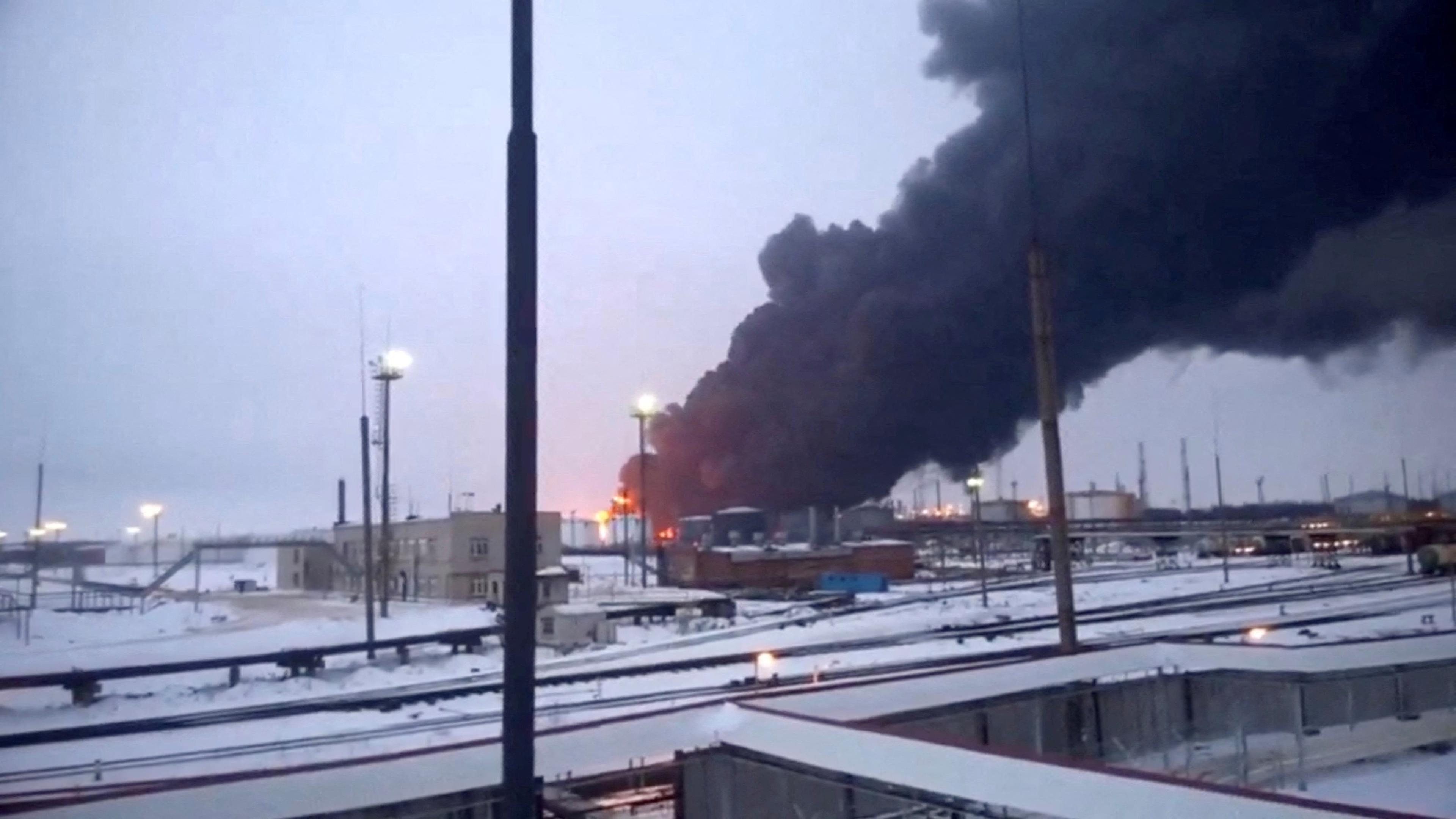 Rauch steigt auf nach Drohnen-Angriff der Ukraine auf russische Öl-Raffinerie in Rjasan