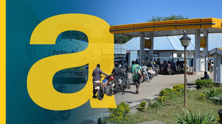 Eine lange Warteschlange vor einer Tankstelle in Malawi