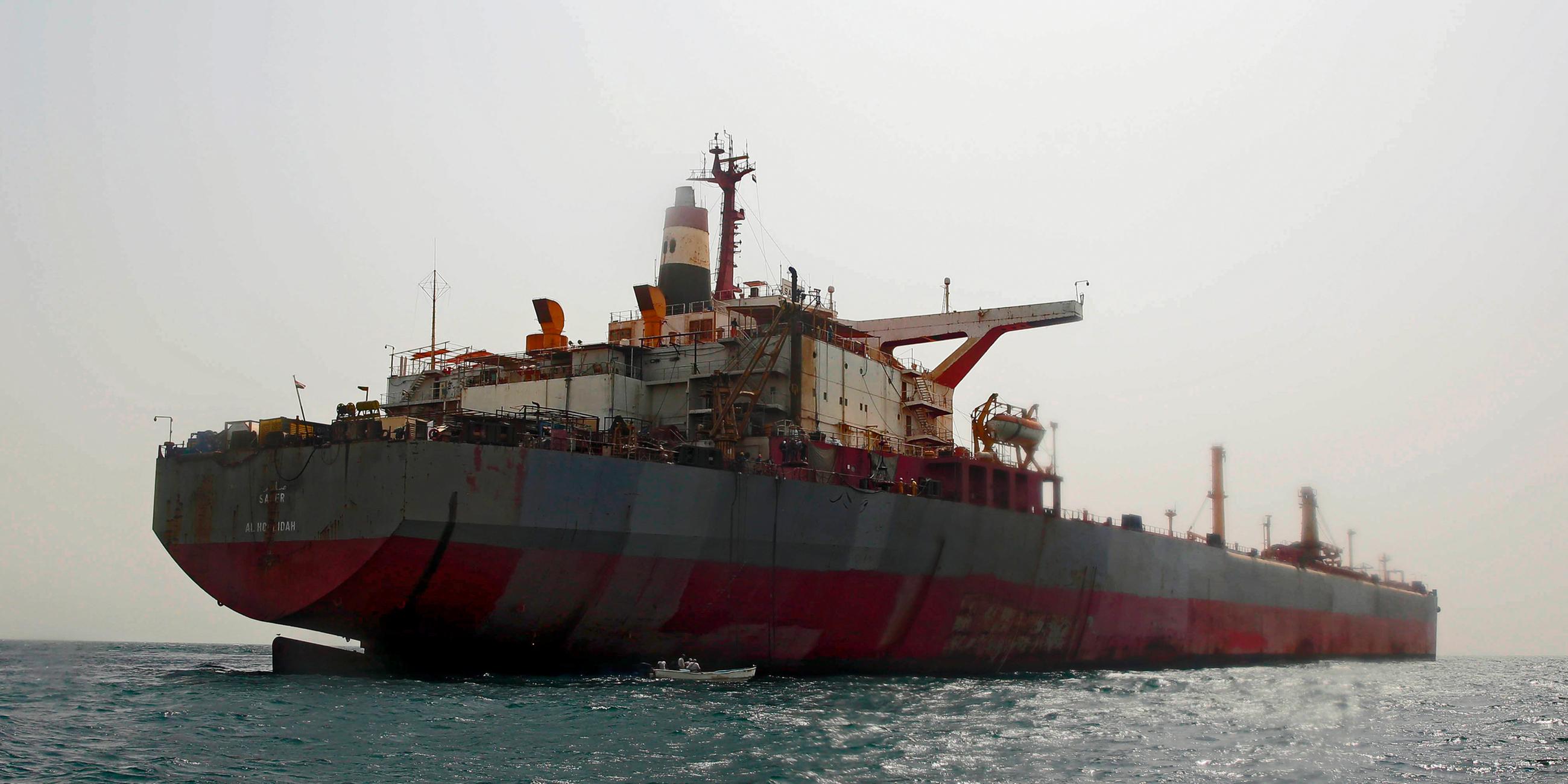 Der angeschlagene Öltanker "FSO Safer" im Roten Meer am 12.06.2023.