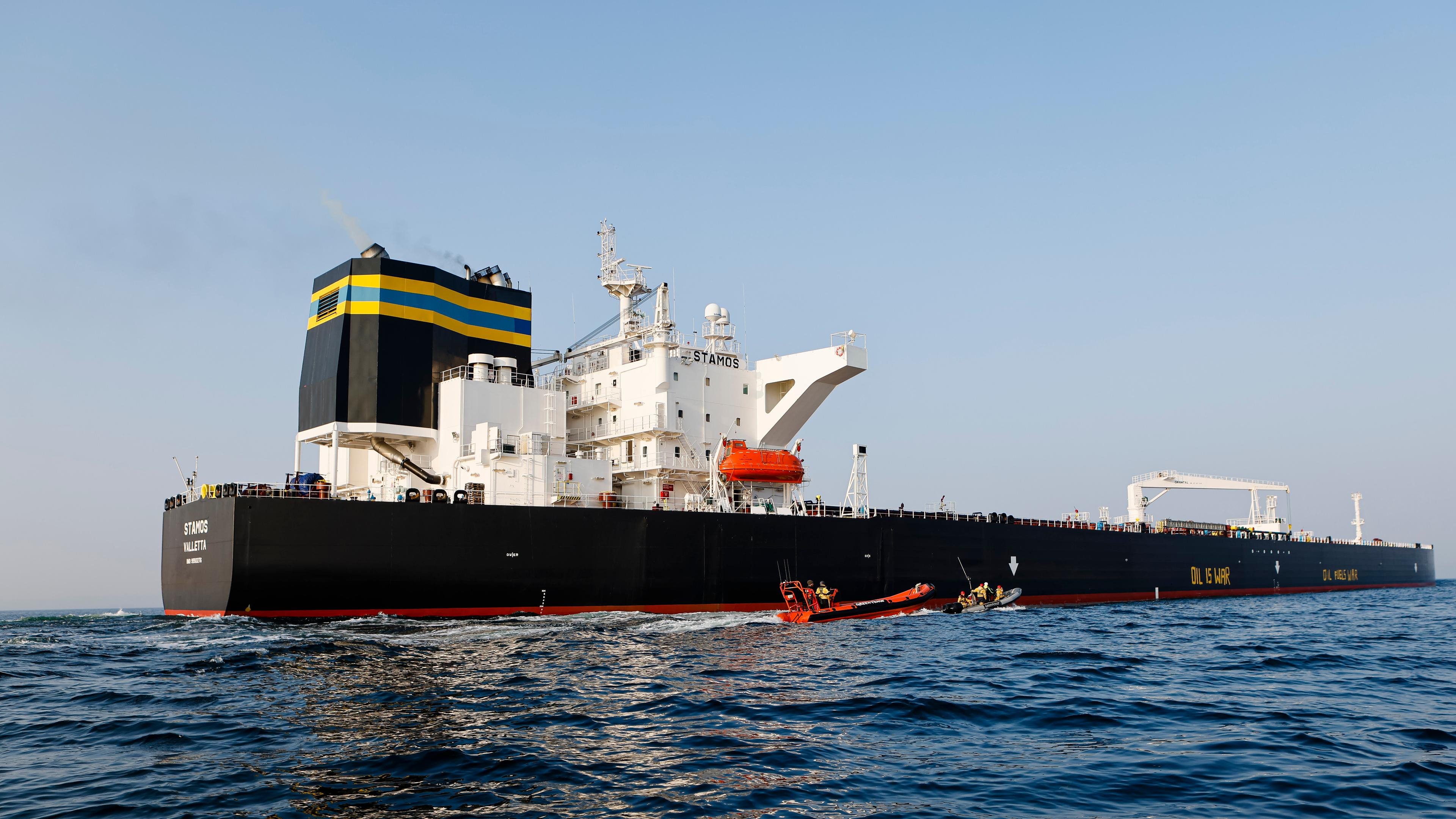 Schleswig-Holstein, Fehmarn: Aktivisten der Umweltorganisation Greenpeace demonstrieren in der Ostsee vor einem Schiff, das russisches Öl transportiert. 