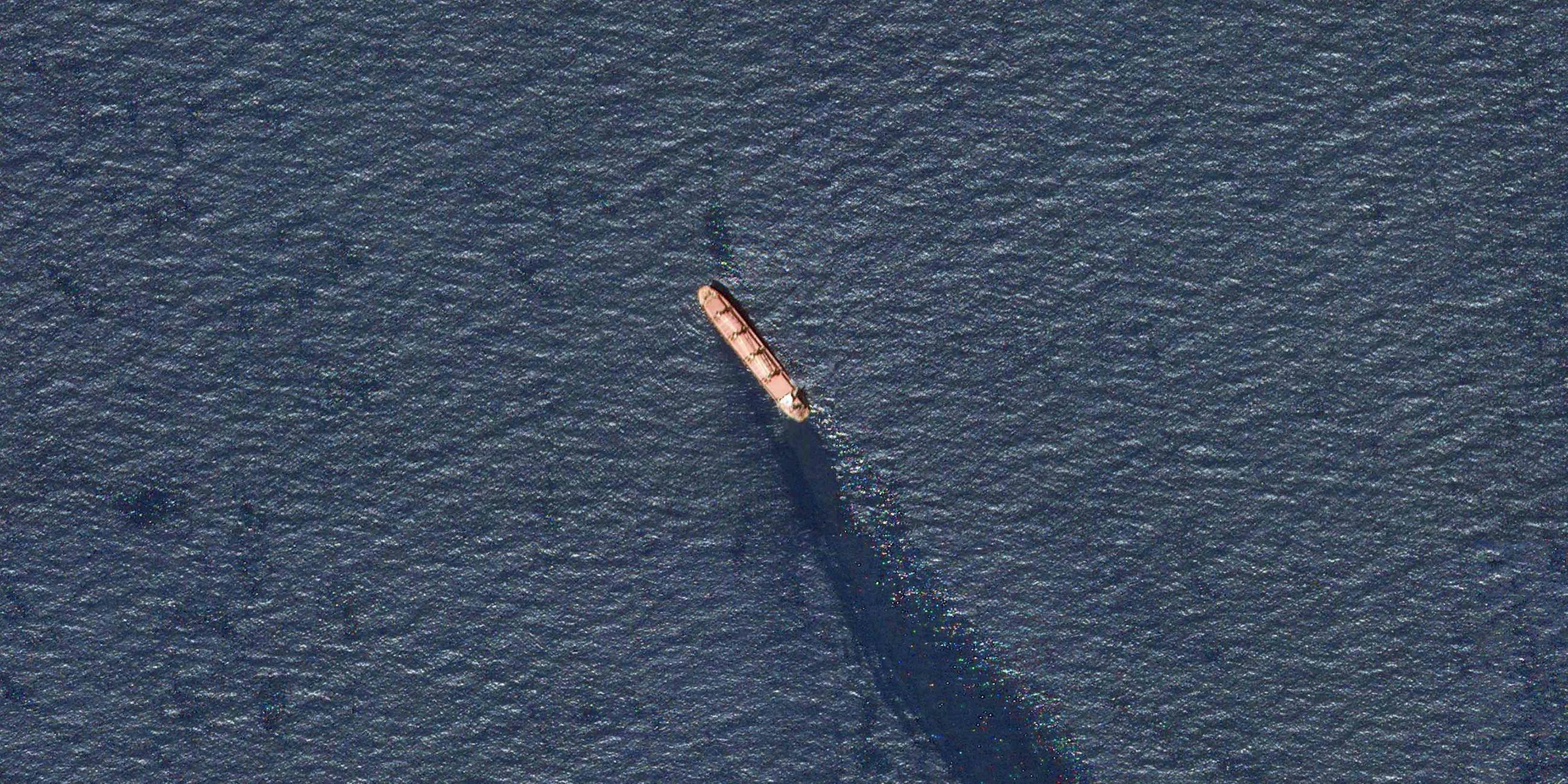Der Frachter Rubymar verliert Öl im Roten Meer.