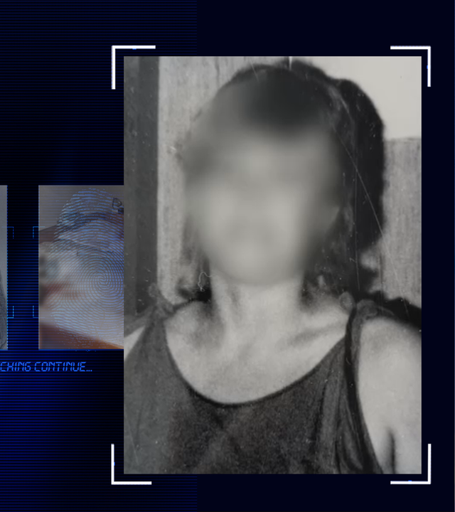 Portraitfoto einer Frau, ca 20 Jahre alt. Schwarzweißbild. Sie trägt ein dunkles ärmelloses Träger-Top. Mittellange Haare, das Gesicht wurde im Bild technisch verfremdet. Links daneben: Lichtschematische Darstellung eines Fingerabdrucks.