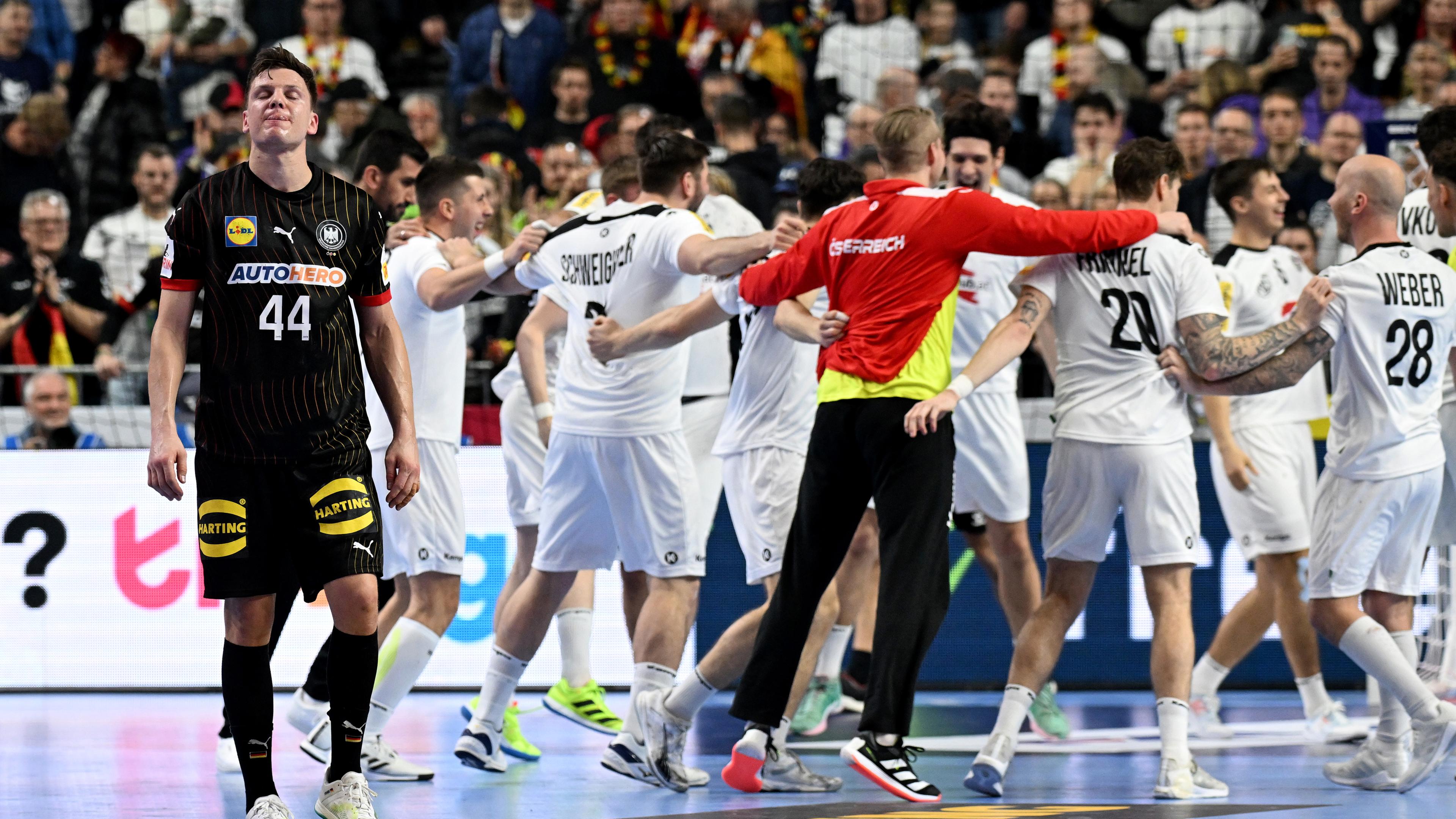 Das österreichische Handball-Team jubelt über ihren Sieg gegen Deutschland bei der EM 2024.