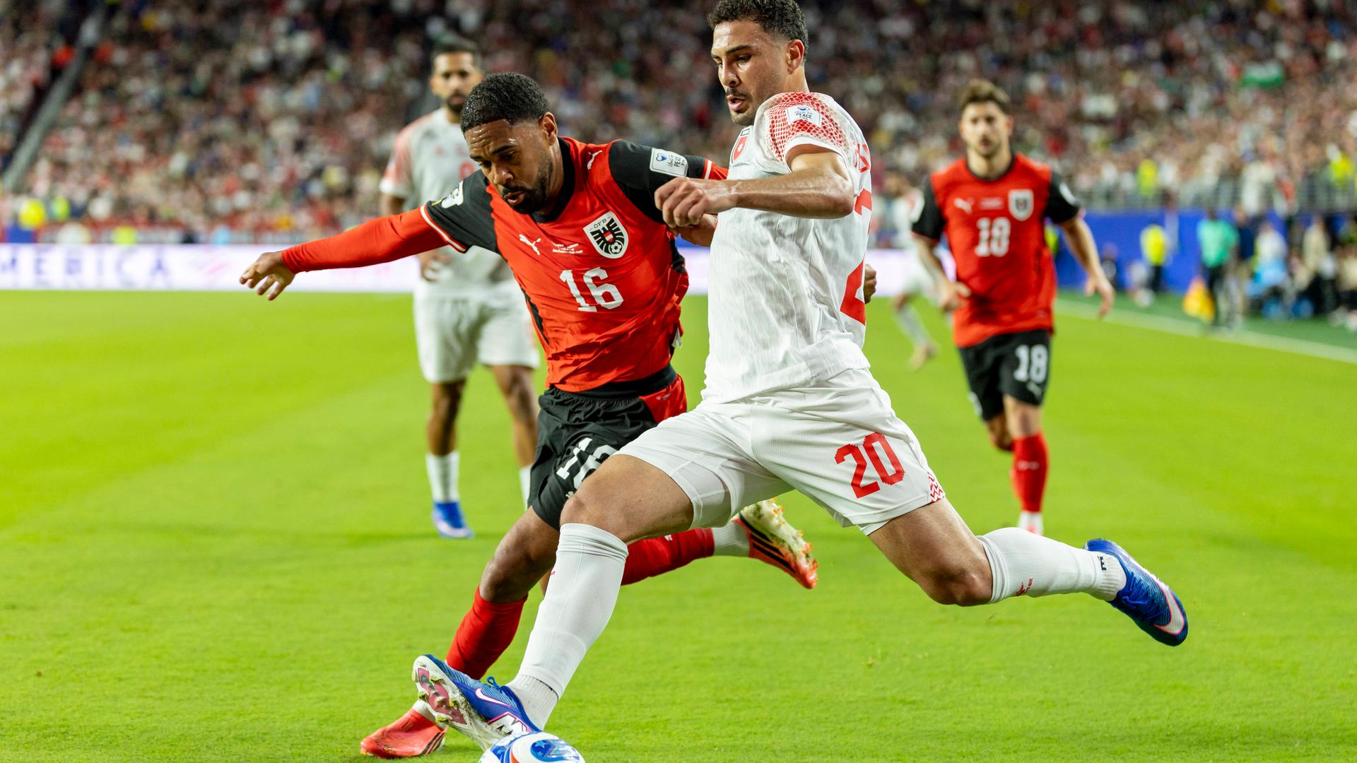 Mohannad Abu Taha (Jordanien) im Zweikampf mit Konrad Laimer (Österreich) bei einer Flanke im WM-Gruppenspiel.