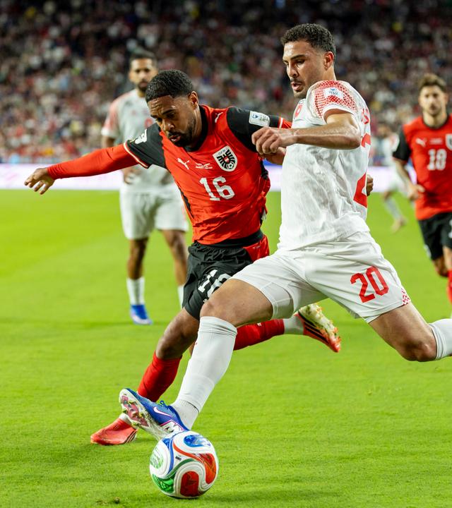 Mohannad Abu Taha (Jordanien) im Zweikampf mit Konrad Laimer (Österreich) bei einer Flanke im WM-Gruppenspiel.