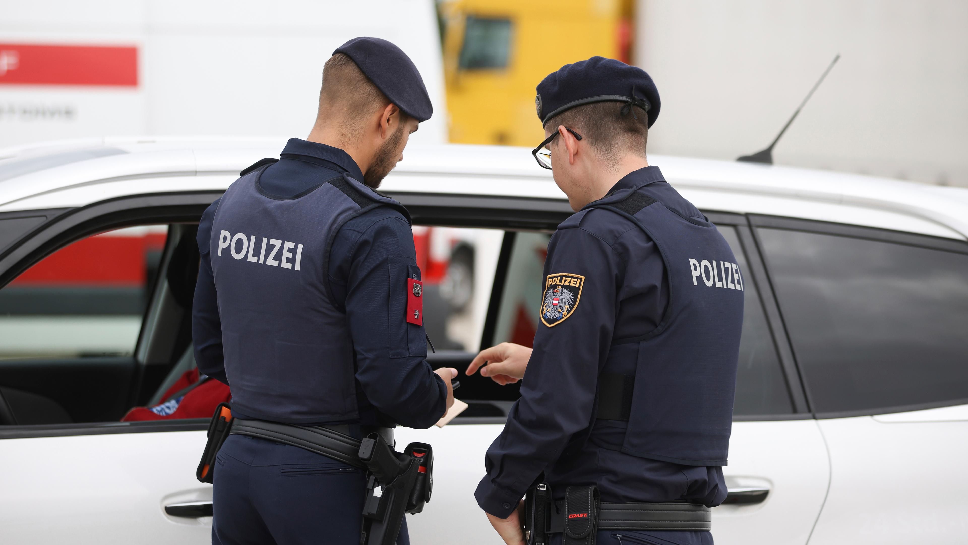 Österreichische Polizisten kontrollieren Autos an der Grenze zur Slowakei