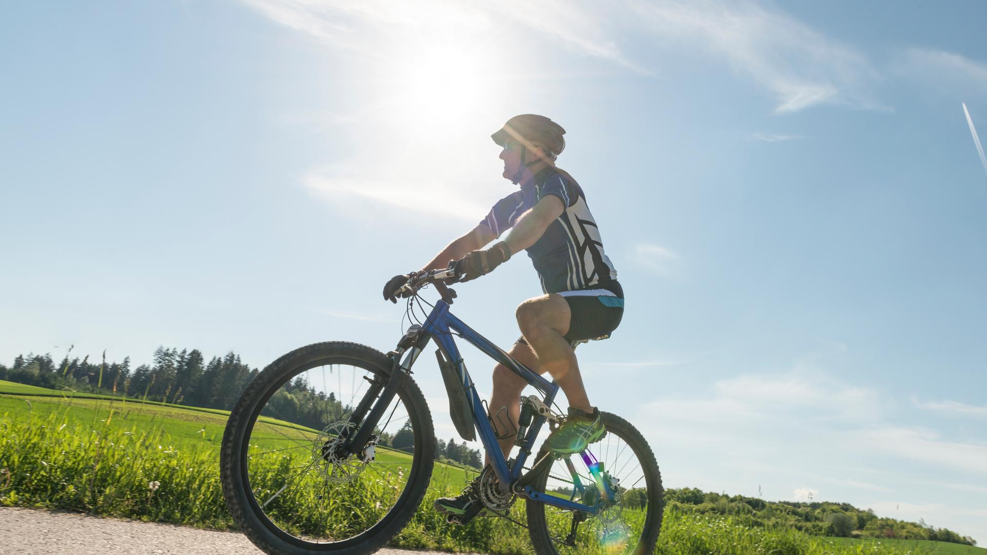 Mann fährt auf einem Mountainbike