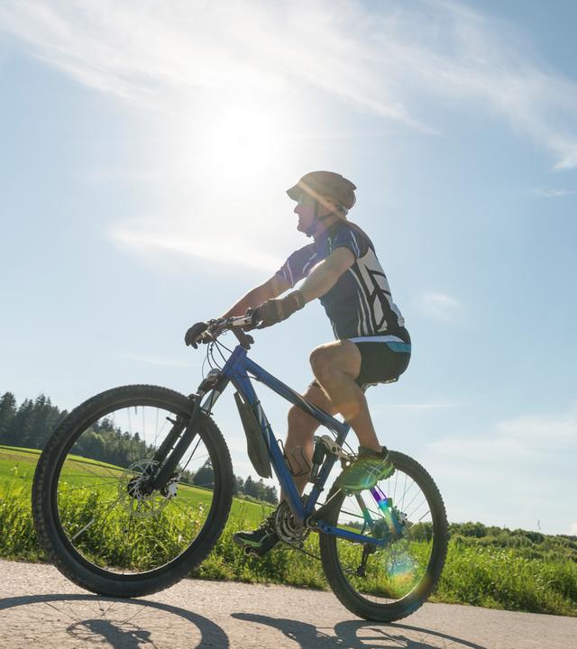 Mann fährt auf einem Mountainbike