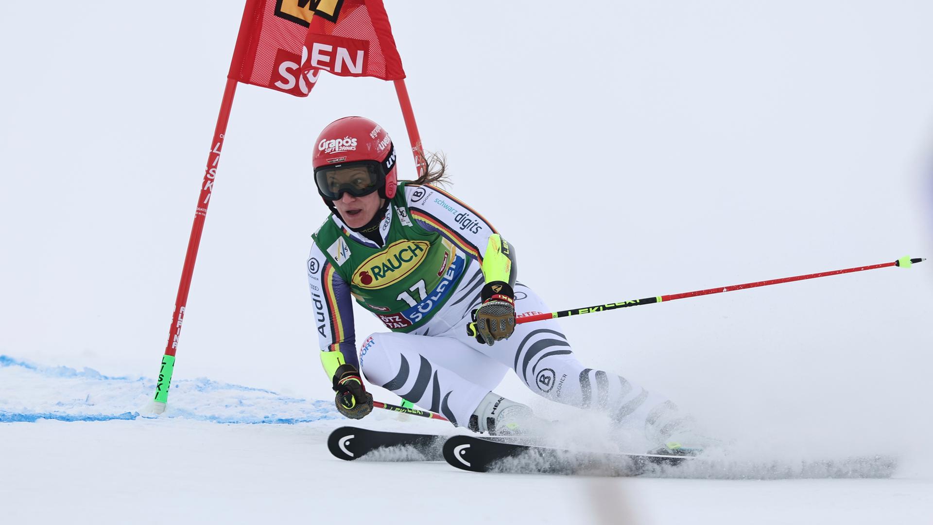 Österreich: Die Deutsche Lena Dürr nimmt an einem alpinen Ski-Weltcup-Riesenslalom der Damen in Sölden teil.