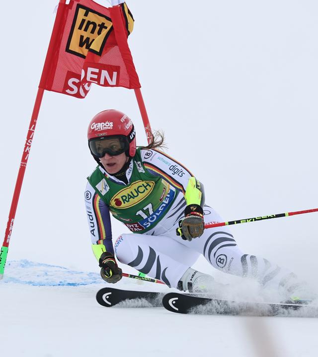 Österreich: Die Deutsche Lena Dürr nimmt an einem alpinen Ski-Weltcup-Riesenslalom der Damen in Sölden teil.