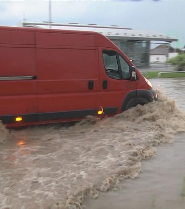 Ein Transporter der im Hochwasser fährt