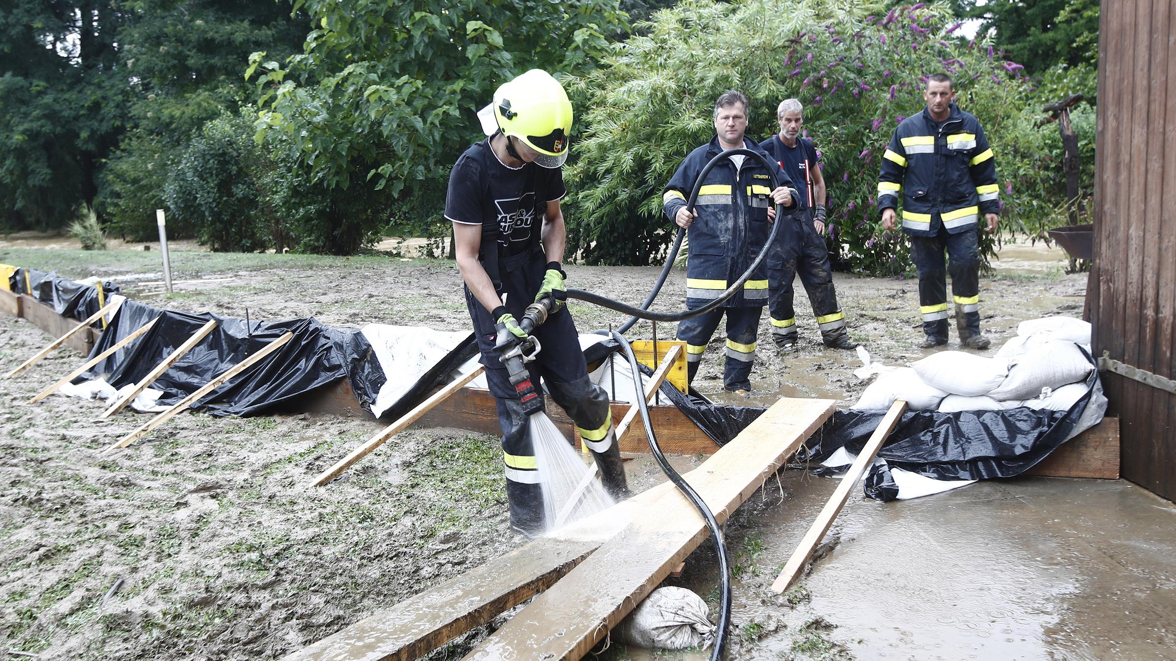 Überflutete Straße in St. Paul, Österreich