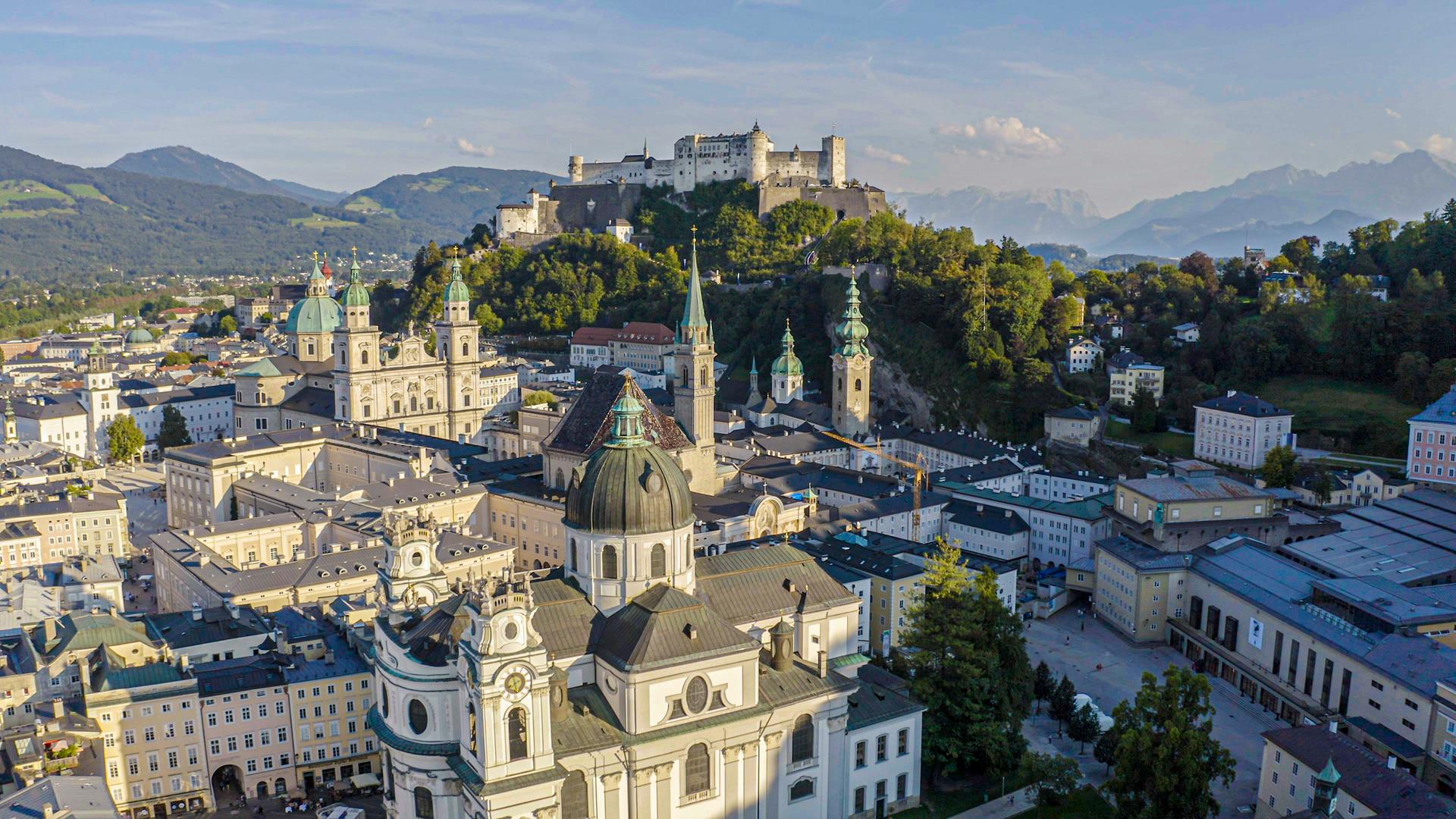 Stadt mit Burg aus der Vogelperspektive