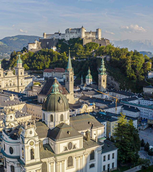 Stadt mit Burg aus der Vogelperspektive