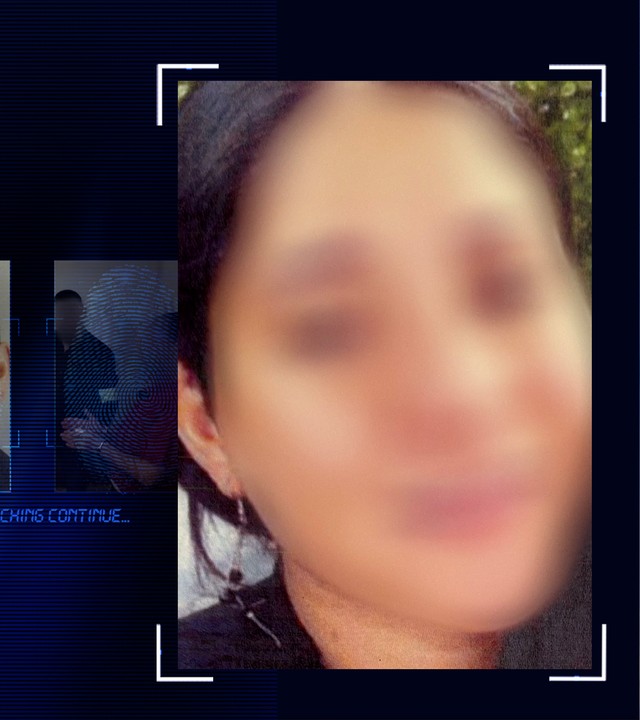 Sehr dichtes Portrait einer 27-jährigen Frau mit dunklen Haaren. Sie trägt mindestens einen Ohrring und ein dunkles Oberteil. Das Gesicht im Bild wurde technisch verfremdet. Im Bildhintergrund sind Bäume zu erkennen. Links daneben: Lichtschematische Darstellung eines Fingerabdrucks.