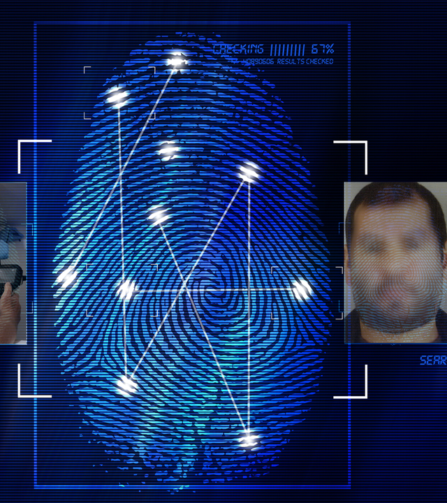 Sehr dichtes Portrait einer 27-jährigen Frau mit dunklen Haaren. Sie trägt mindestens einen Ohrring und ein dunkles Oberteil. Das Gesicht im Bild wurde technisch verfremdet. Im Bildhintergrund sind Bäume zu erkennen. Links daneben: Lichtschematische Darstellung eines Fingerabdrucks.