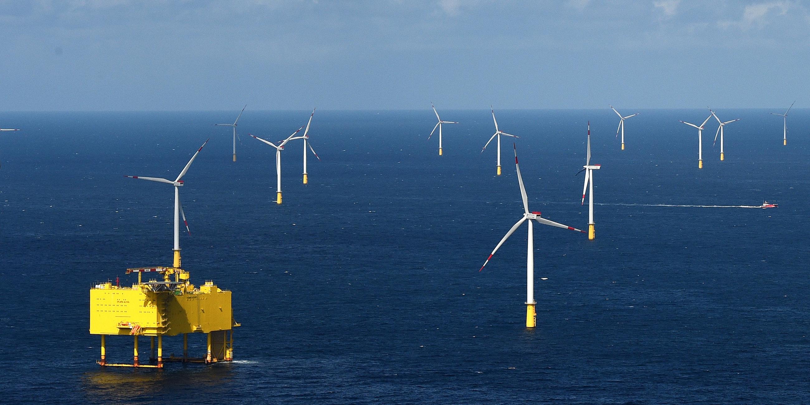 Archiv: Der Offshore Windpark "DanTysk" westlich der Insel Sylt am 27.04.2015.