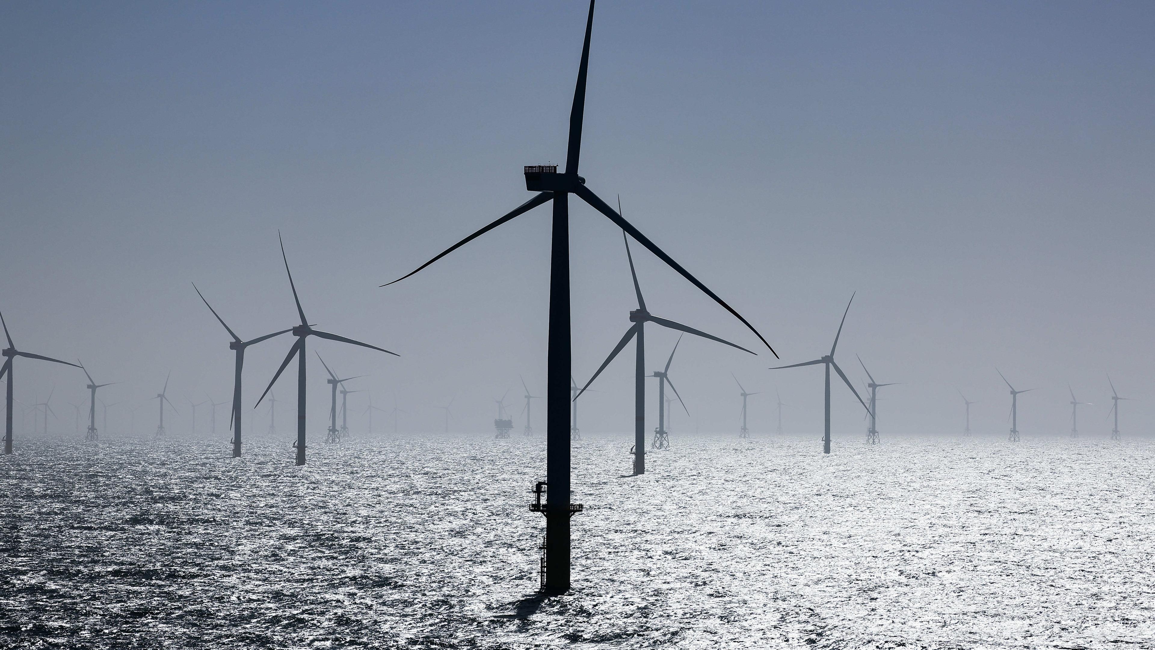 Hamburg, Helgoland: Zahlreiche Windräder sind bei der Inbetriebnahme des neuen Windparks rund 35 Kilometer nördlich der Insel Helgoland zu sehen.