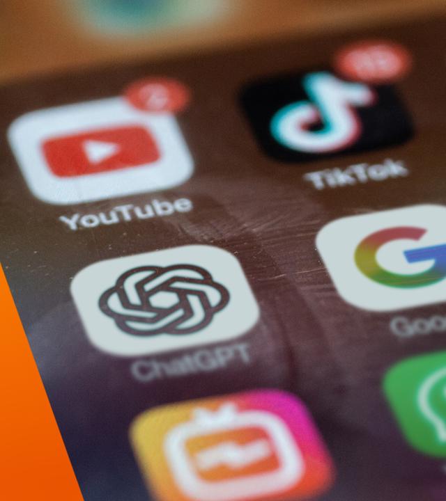 Nahaufnahme eines Smartphone-Bildschirms mit verschiedenen App-Symbolen, darunter Google, YouTube, WhatsApp, Maps, PayPal, Amazon, TikTok und ChatGPT. Die Icons sind in einem Raster angeordnet, einige mit Benachrichtigungsanzeigen. Das Bild steht sinnbildlich für die starke Präsenz großer Digitalkonzerne im Alltag.