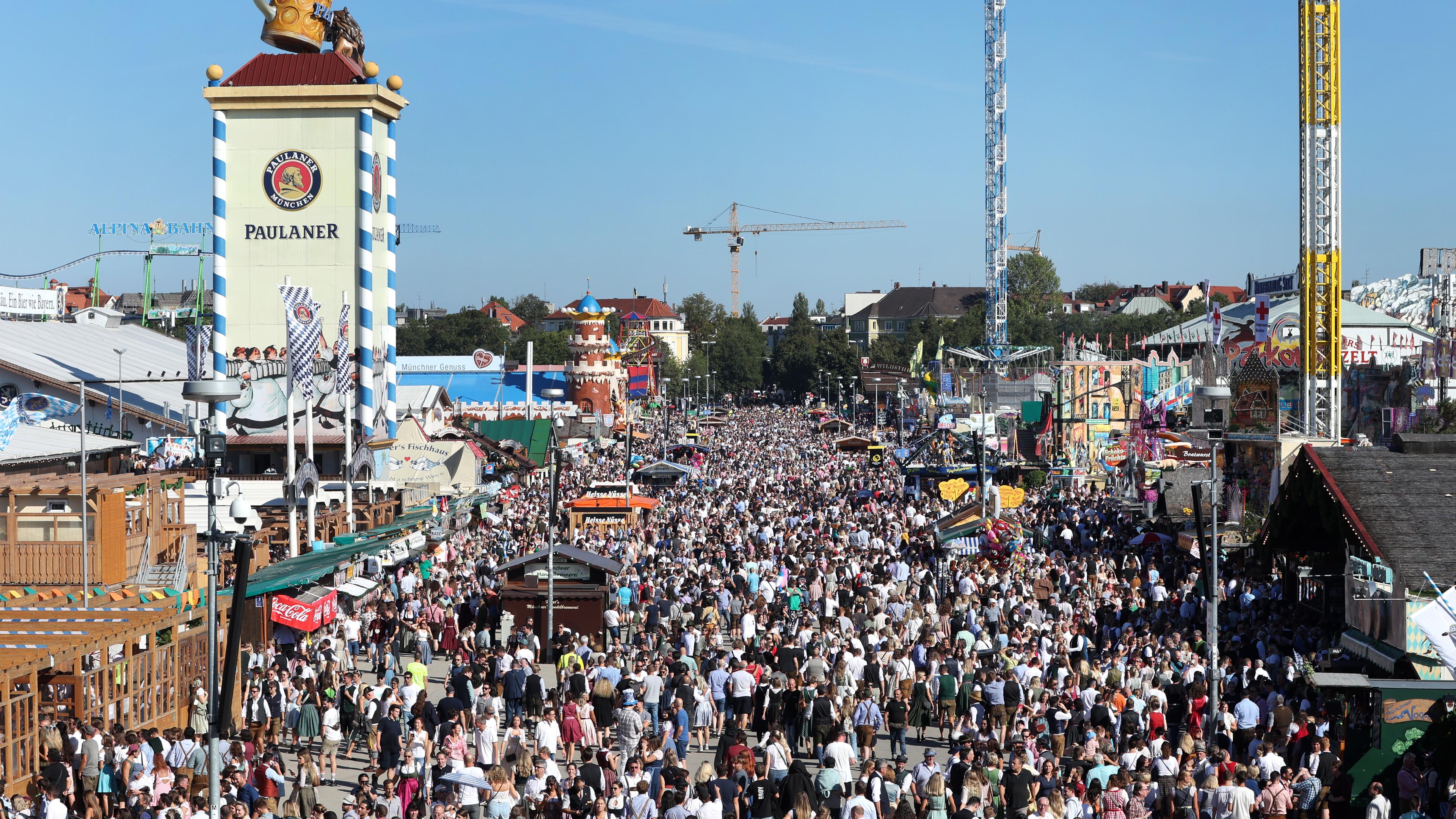 16.09.2023, Bayern, München: Dicht gedrängt laufen Oktoberfestbesucher über das Festgelände. 