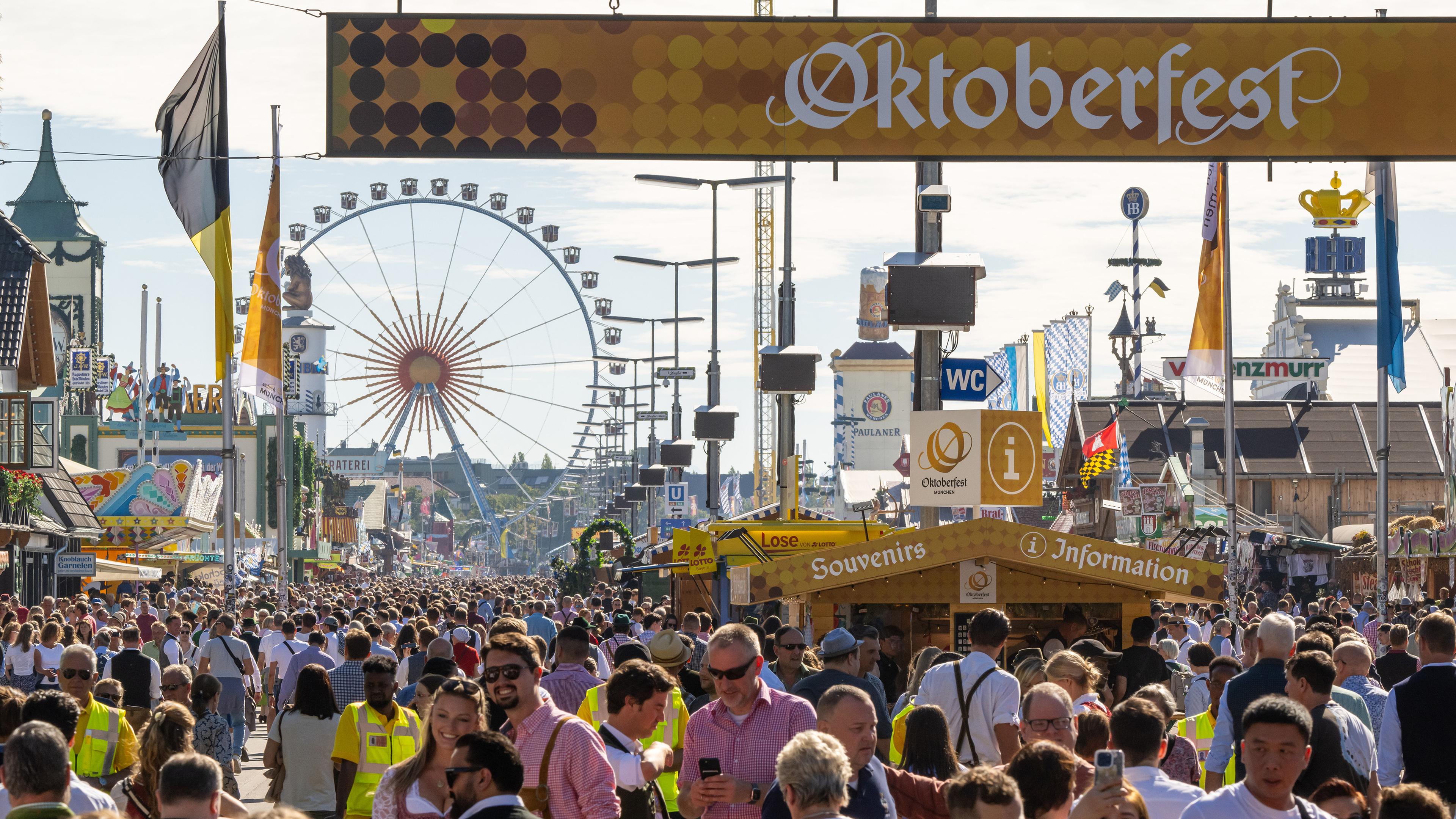 Wiesn-Besucher gehen beim 188. Münchner Oktoberfest über das Gelände, aufgenommen am 29.09.2023
