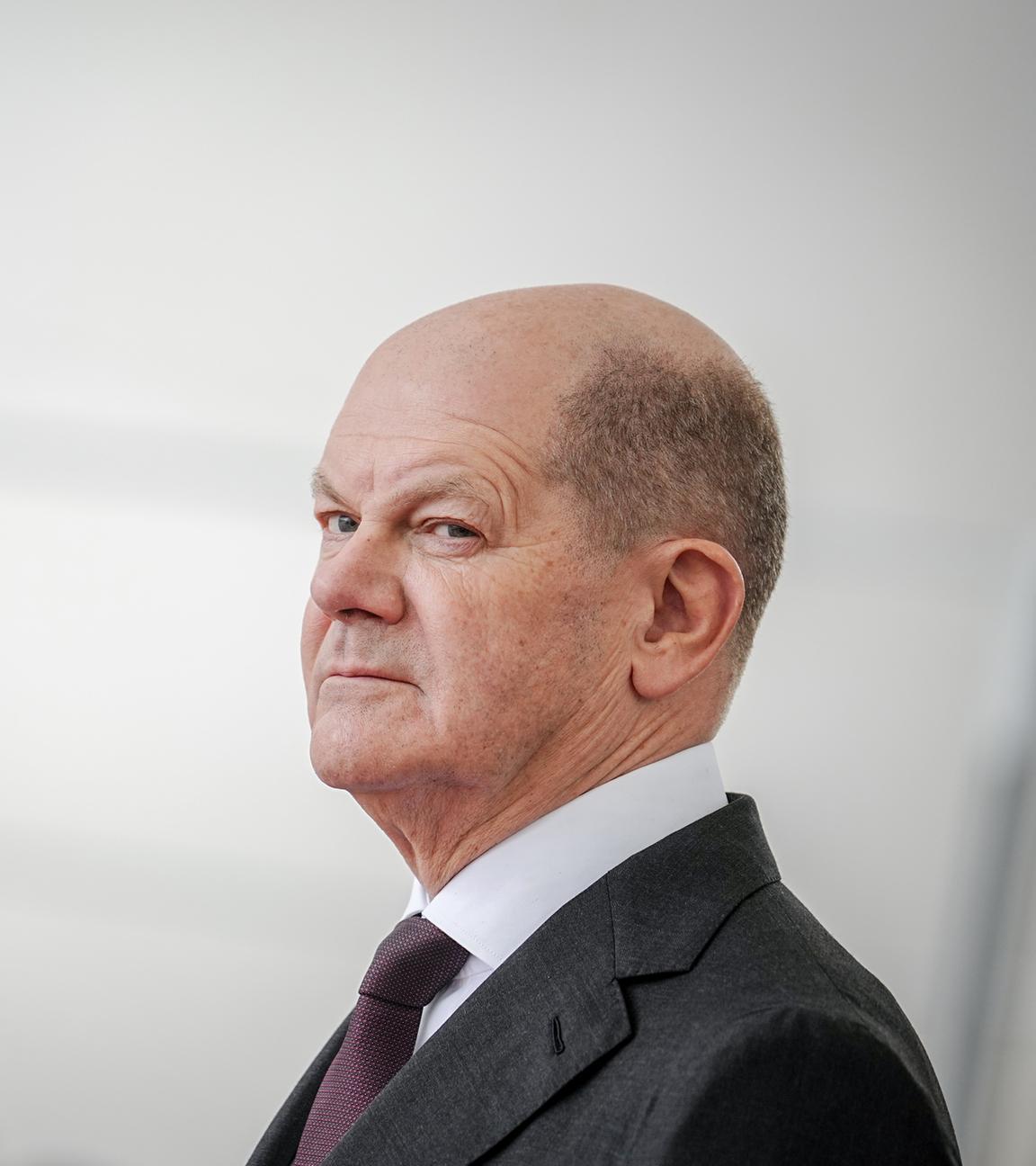 Olaf Scholz erwartet die lettische Ministerpräsidentin Sili·a vor dem Bundeskanzleramt am 27.03.2024.