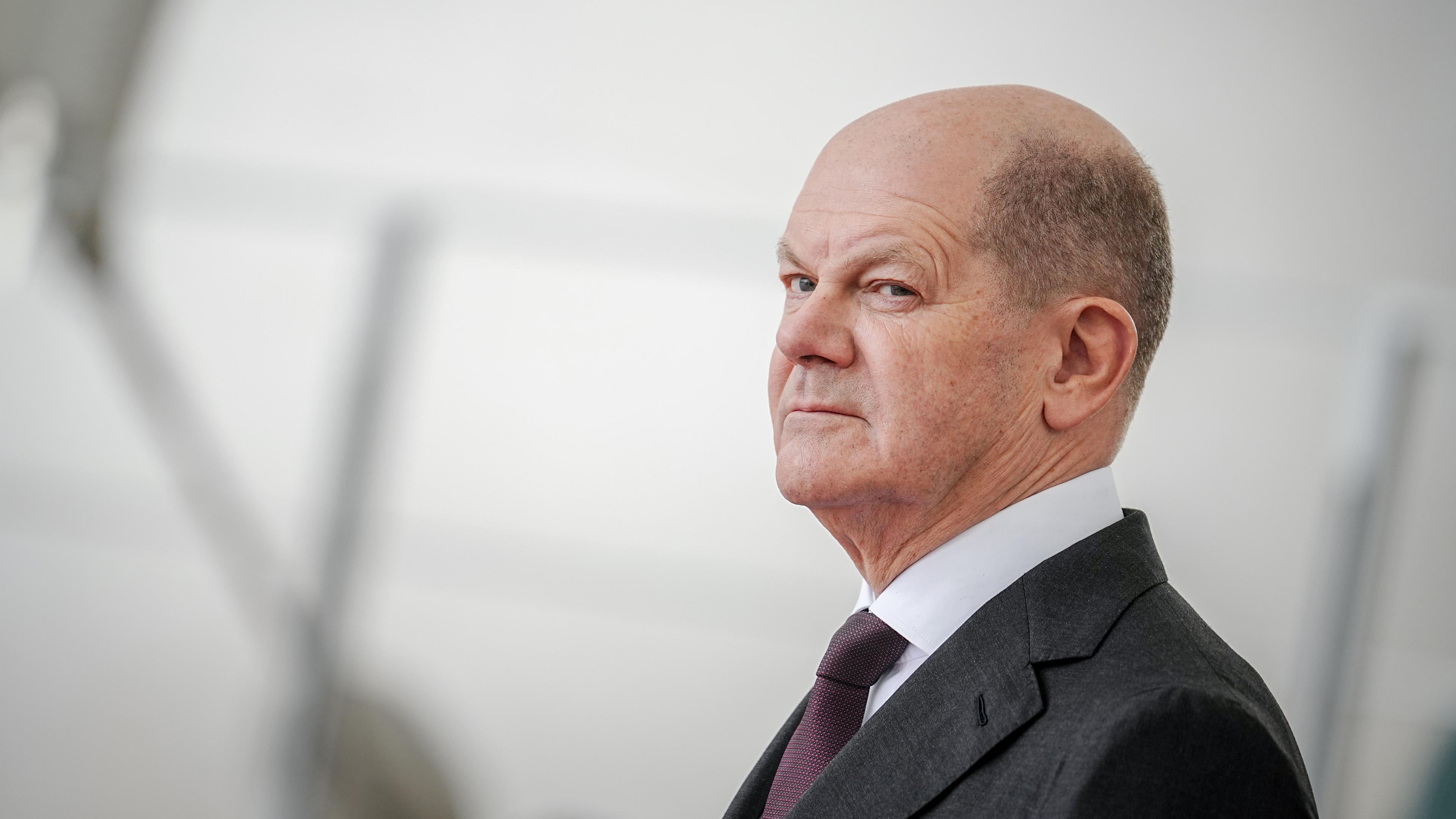 Olaf Scholz erwartet die lettische Ministerpräsidentin Sili·a vor dem Bundeskanzleramt am 27.03.2024.