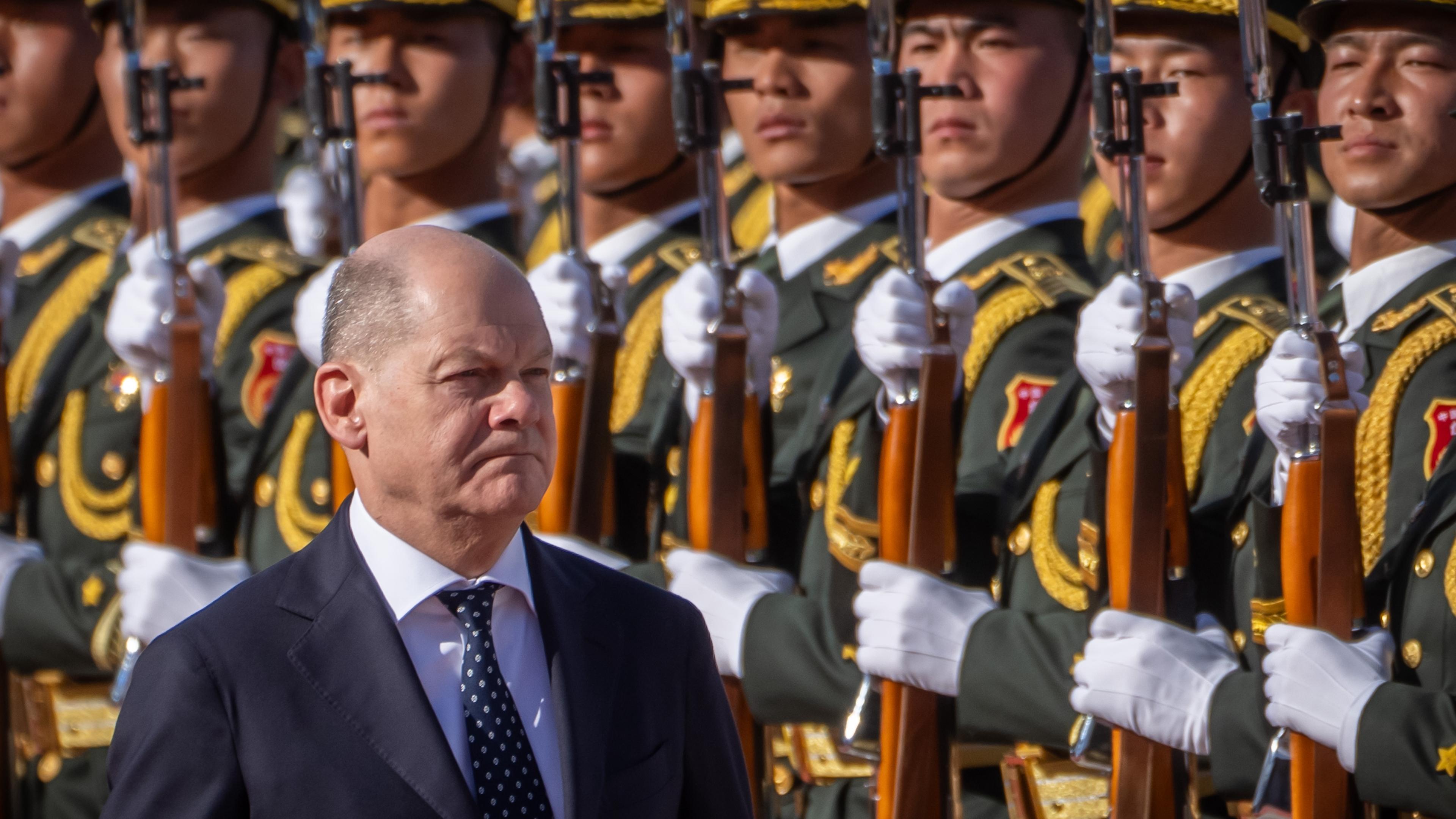 Olaf Scholz (SPD) wird vom Ministerpräsidenten von China mit militärischen Ehren vor der Großen Halle des Volkes empfangen am 16.04.2024.
