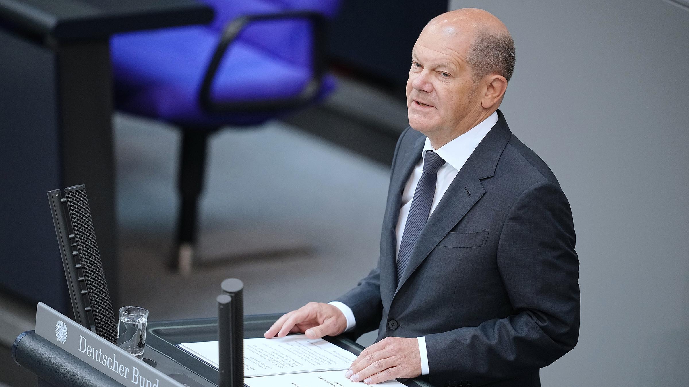 Bundeskanzler Olaf Scholz (SPD) gibt im Bundestag eine Regierungserklärung zum bevorstehenden EU-Gipfel ab.