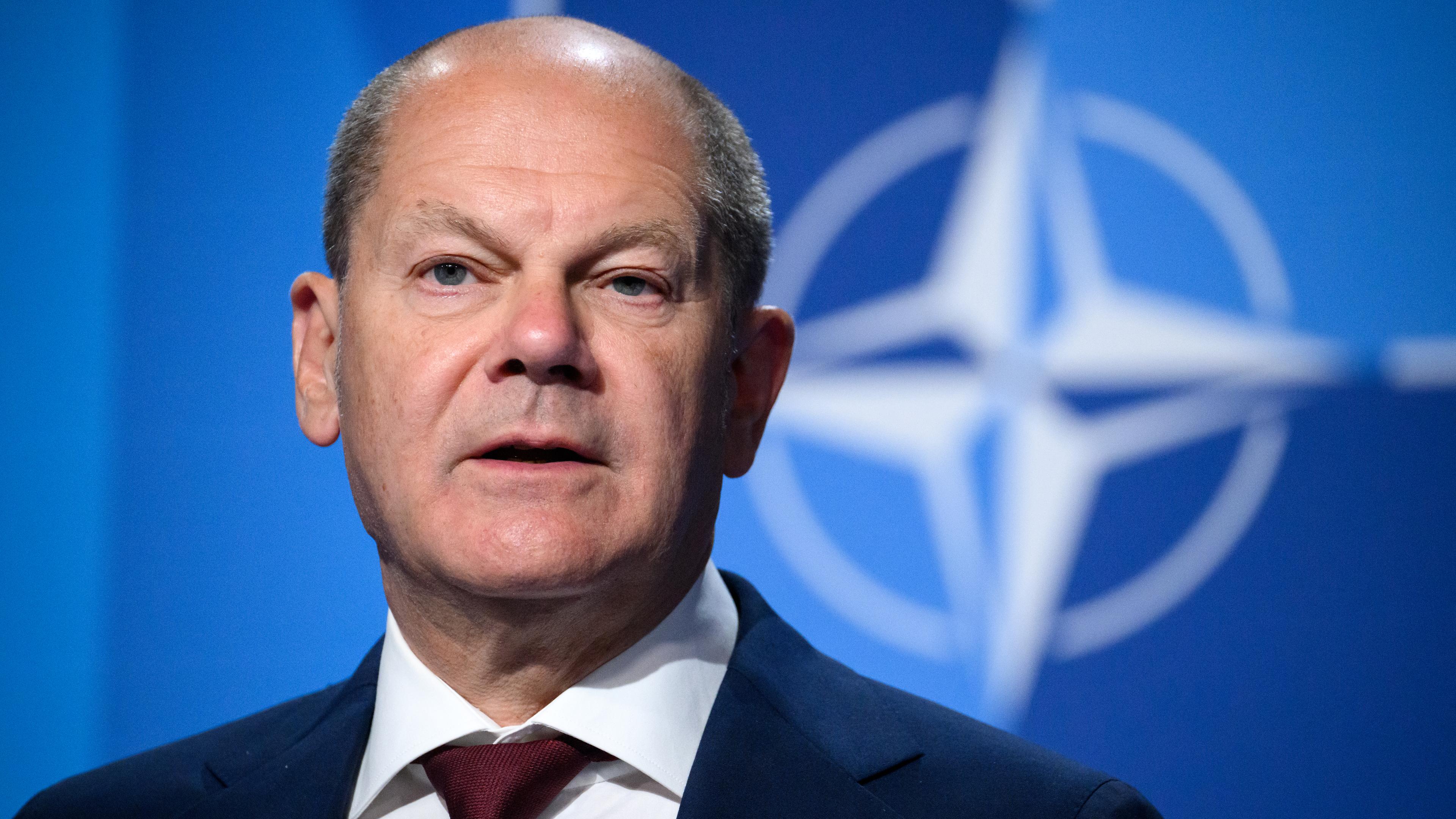 Bundeskanzler Olaf Scholz (SPD) äußert sich bei einer Pressekonferenz zum Abschluss des Nato-Gipfels in Madrid.
