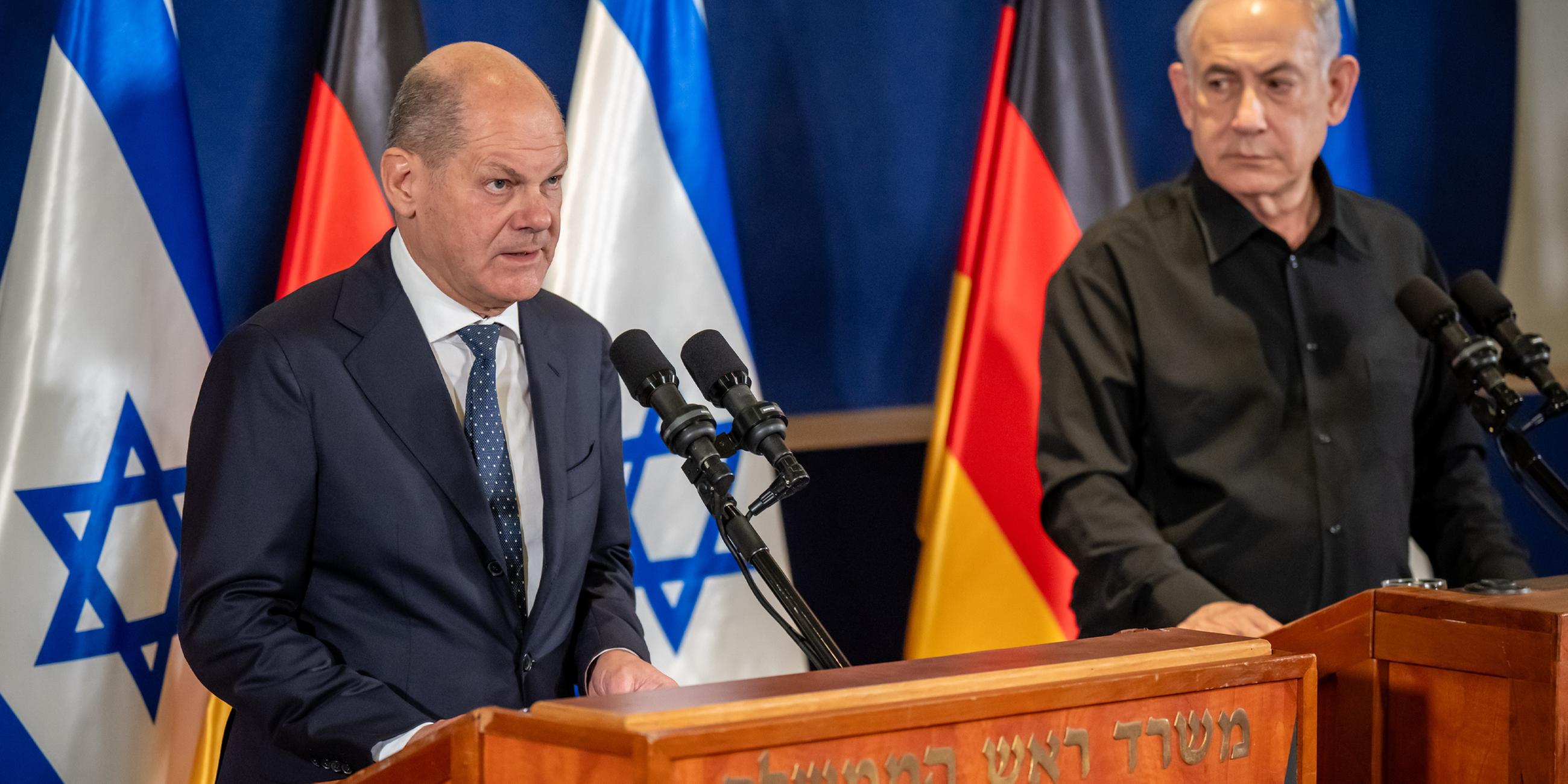 Olaf Scholz nimmt neben Benjamin Netanjahu an einer Pressebegegnung nach dem Gespräch teil am 17.10.2023.