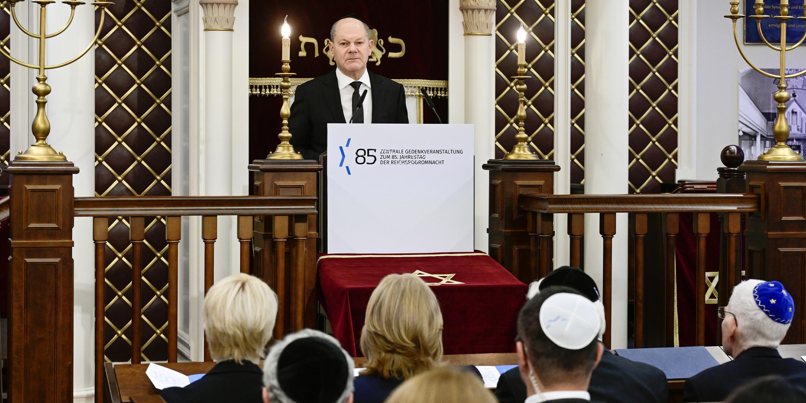 Olaf Scholz spricht während einer Gedenkveranstaltung zum 85. Jahrestag der Pogromnacht in der Synagoge Beth Zion. (09.11.2023)