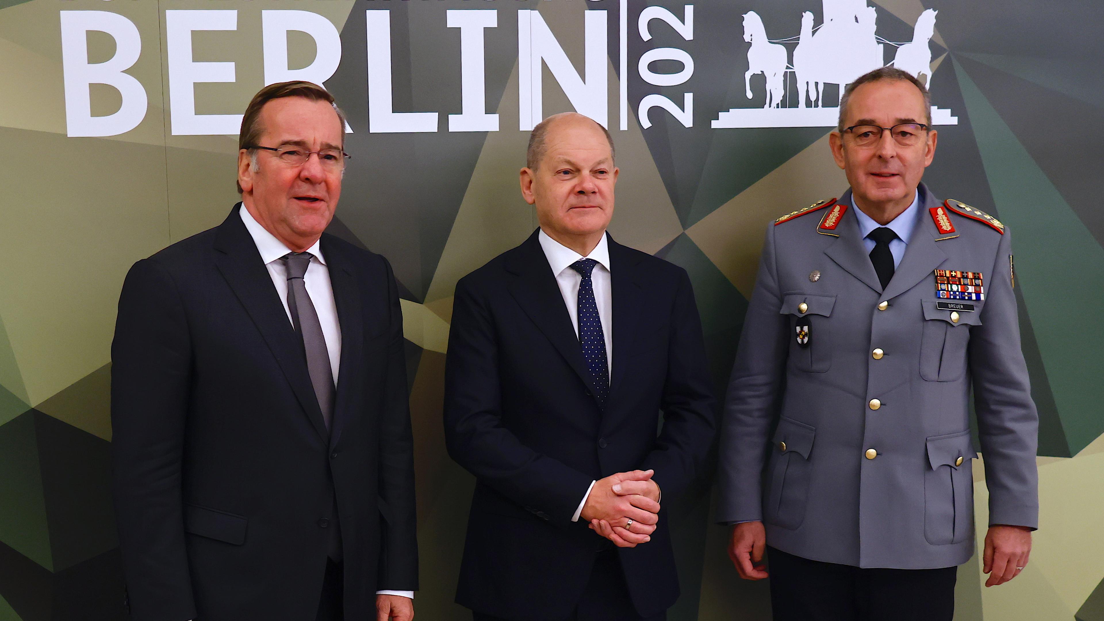 Bundeskanzler Olaf Scholz (m), Verteidigungsmnister  Boris Pistorius (l) und Generalinsüekteur der Bundeswehr Carsten Breuer