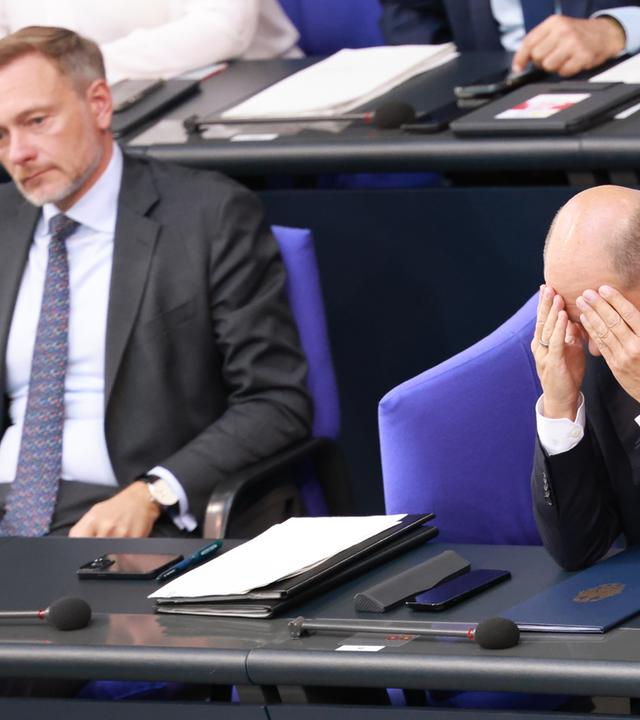 Archiv: Bundeskanzler Olaf Scholz (R) sitzt nach Abgabe einer Regierungserklärung neben Bundesfinanzminister Christian Lindner (L) im Deutschen Bundestag in Berlin