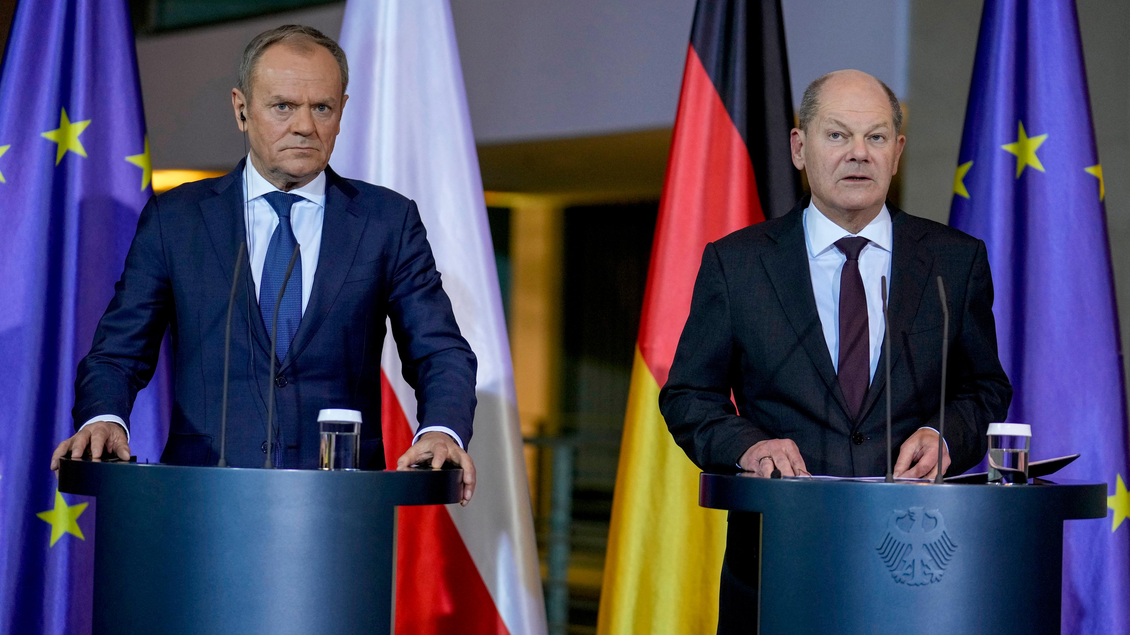 Bundeskanzler Olaf Scholz (rechts) und Polens Ministerpräsident Donald Tusk nehmen an einer Pressekonferenz in Berlin teil.
