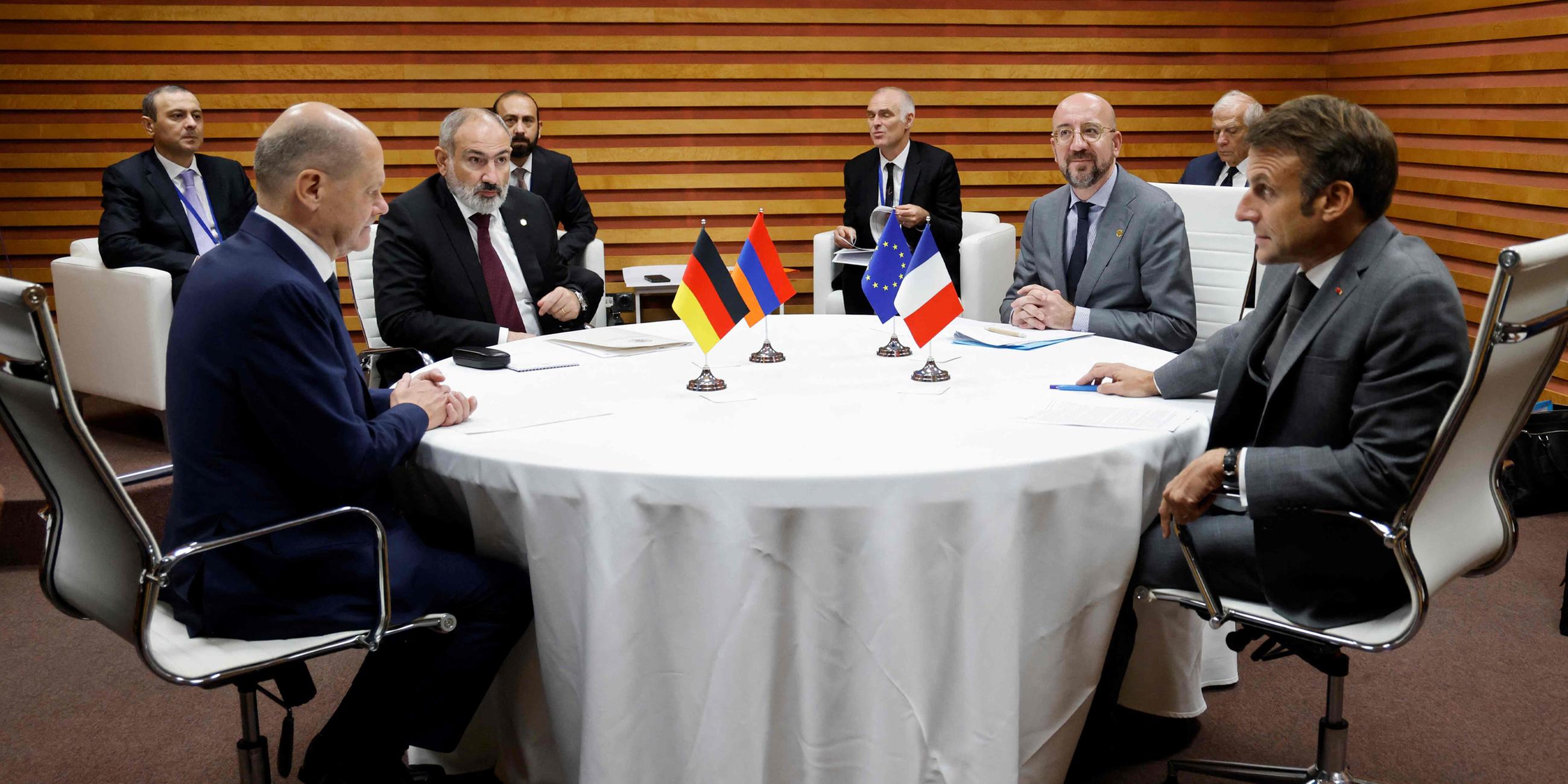 Olaf Scholz, Nikol Pashinyan, Charles Michel und Emmanuel Macron treffen sich vor Beginn einer Plenarsitzung in Granada am 05.10.2023.