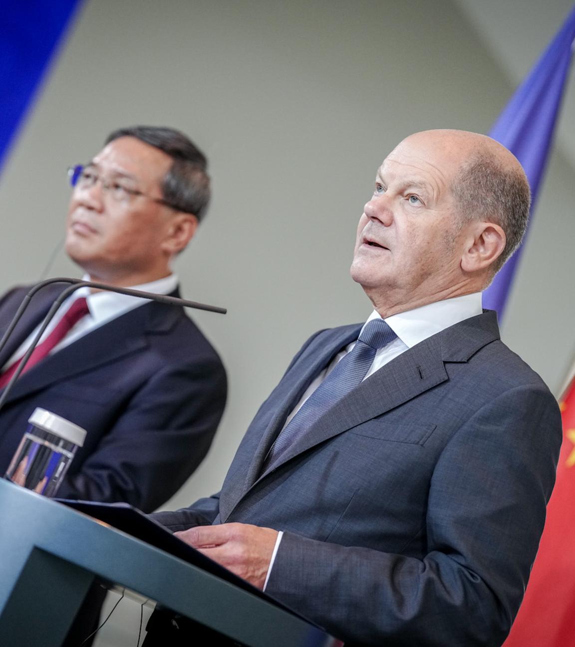 Bundeskanzler Olaf Scholz (r) und Chinas Premierminister Li Qiang 