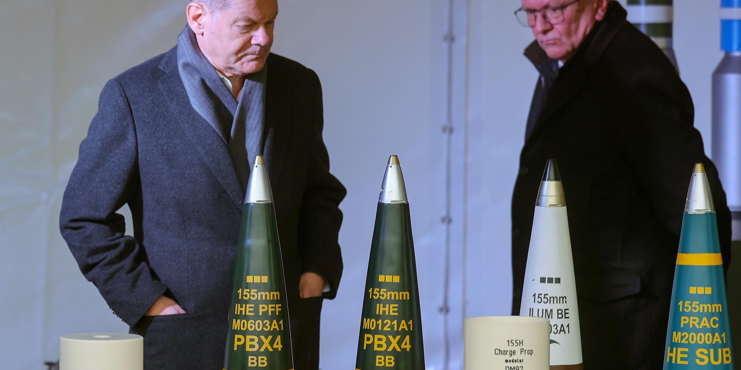 Bundeskanzler Olaf Scholz und Rheinmetall-Chef Armin Papperger beim Spatenstich für eine neue Munitionsfabrik in Unterlüß